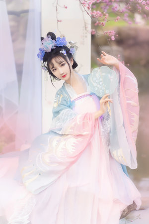  恋爱上上签：极品女神赖上我